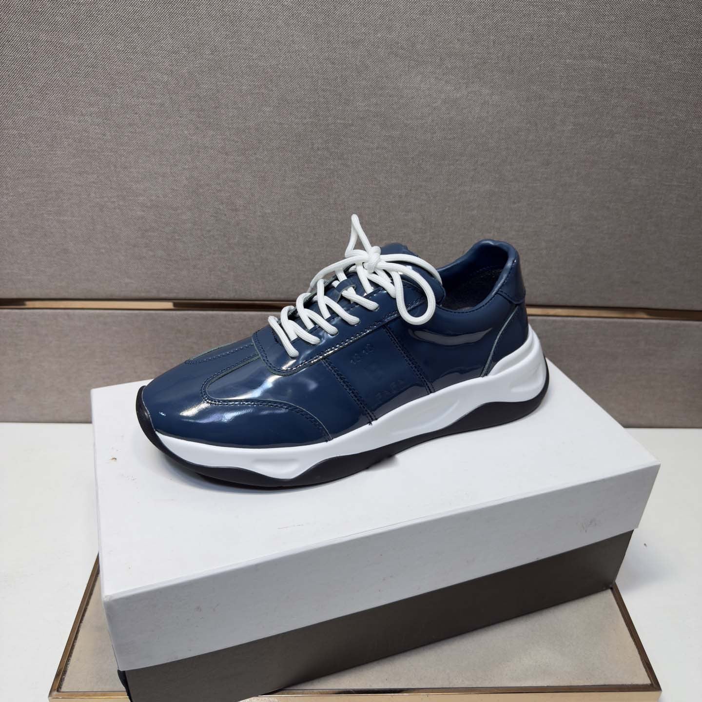 Damen Sneaker Sportlich Mit Glanzverschluss