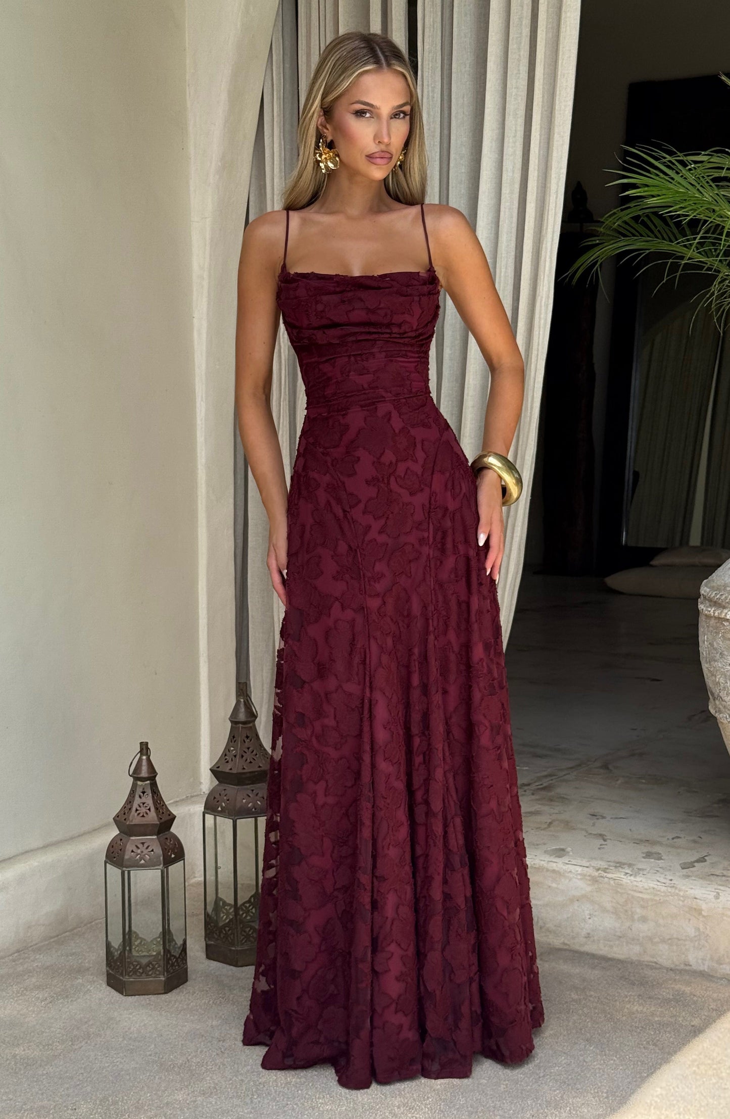 Nahaufnahme bordeauxrotes virales Maxikleid mit Blumenstruktur und geradem Ausschnitt