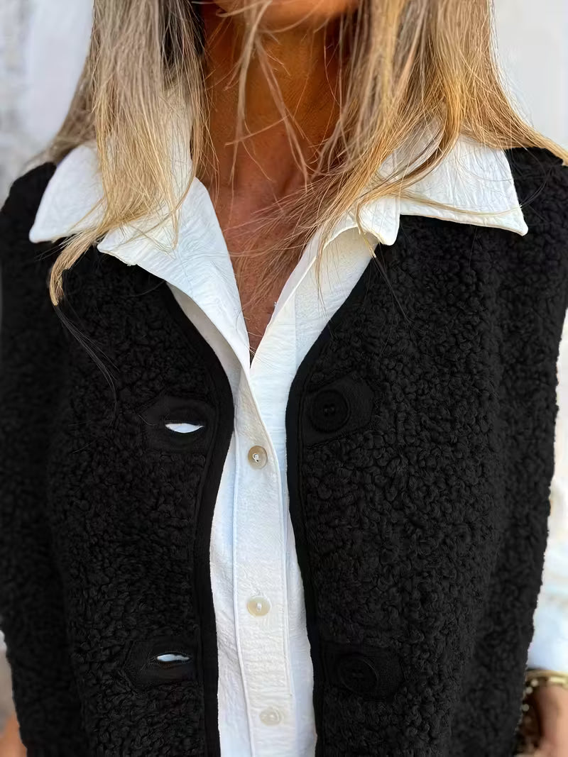 Luvira Teddy Weste in Schwarz – Detailansicht
