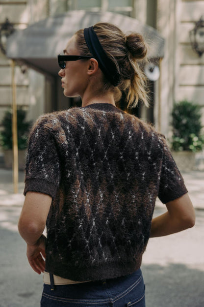 rückansicht kurze strickjacke mit argyle-muster und kurzen ärmeln in braun