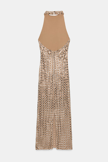 Rückansicht des Nude Maxi Kleids mit offenen Rücken