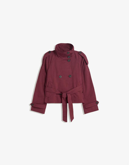 bordeaux kurzer trenchcoat flach fotografiert mit knöpfen und gürtel