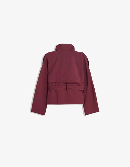 bordeaux kurzer trenchcoat flach fotografiert mit knöpfen und gürtel