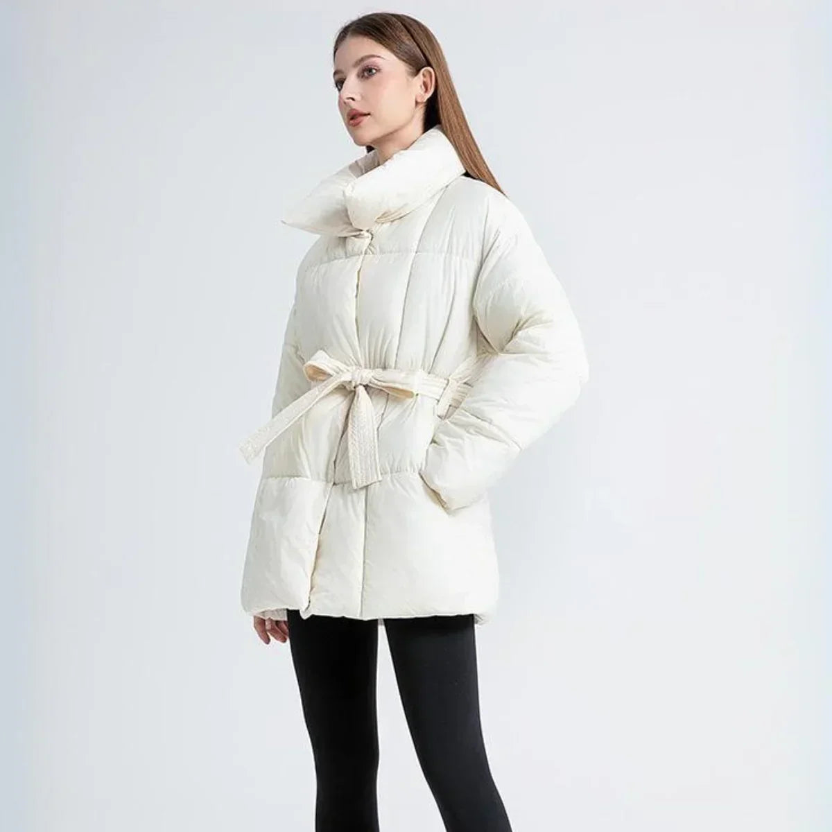 Weiße Arctic Allure Winterjacke für Damen, elegant kombiniert