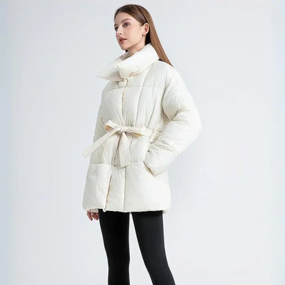 Weiße Arctic Allure Winterjacke für Damen, elegant kombiniert