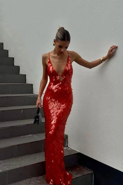 frau in rotem pailletten abendkleid mit v-ausschnitt
