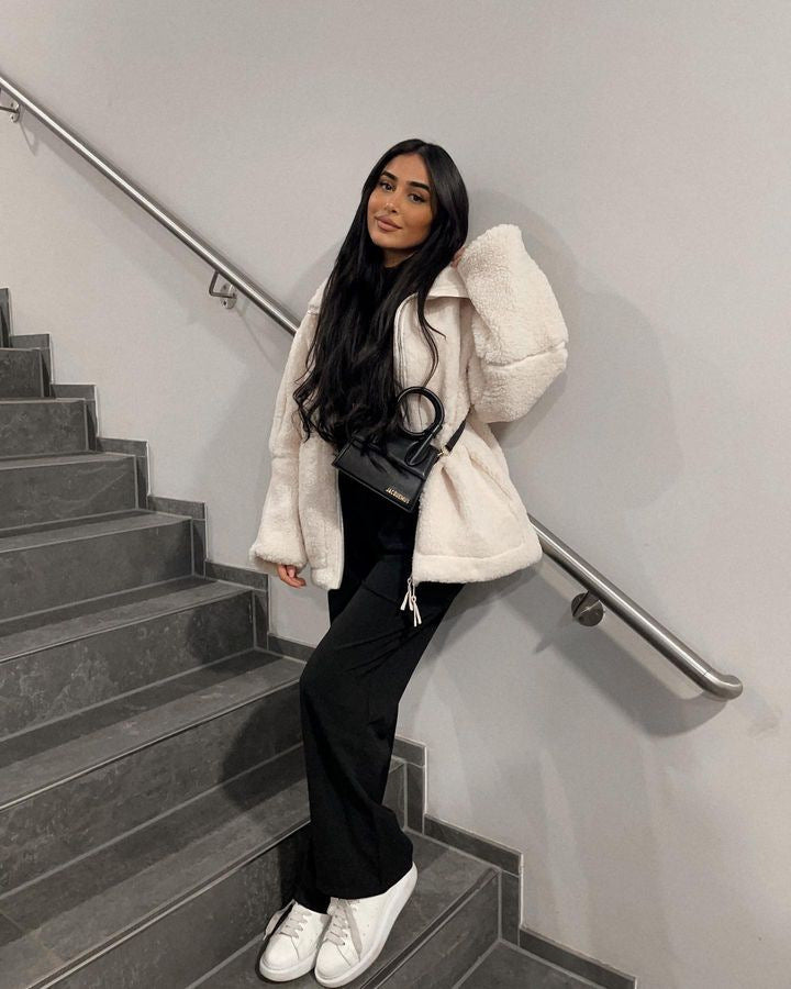 Streetstyle: TeddyWrap Jacke in Creme, Frau auf Treppe
