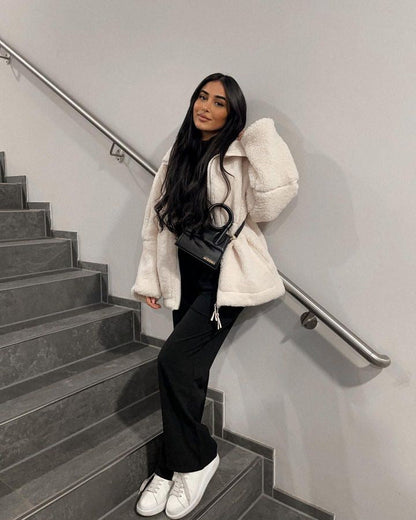 Streetstyle: TeddyWrap Jacke in Creme, Frau auf Treppe
