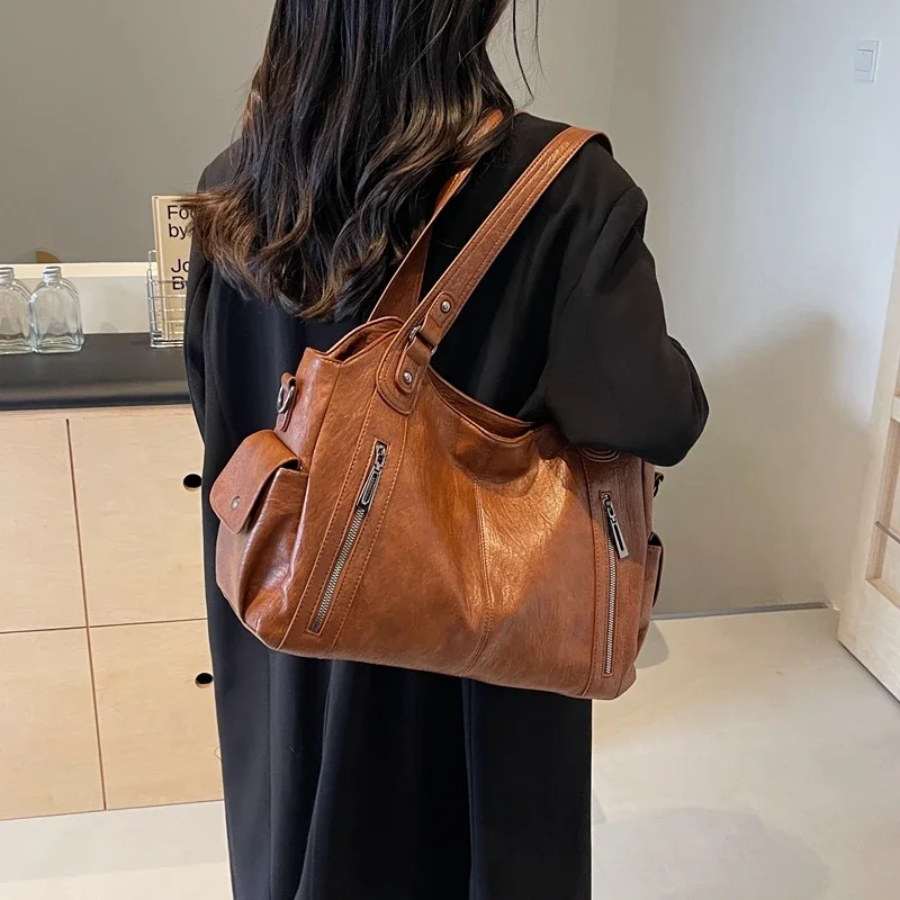 Amber Schultertasche in Braun aus veganem Leder
