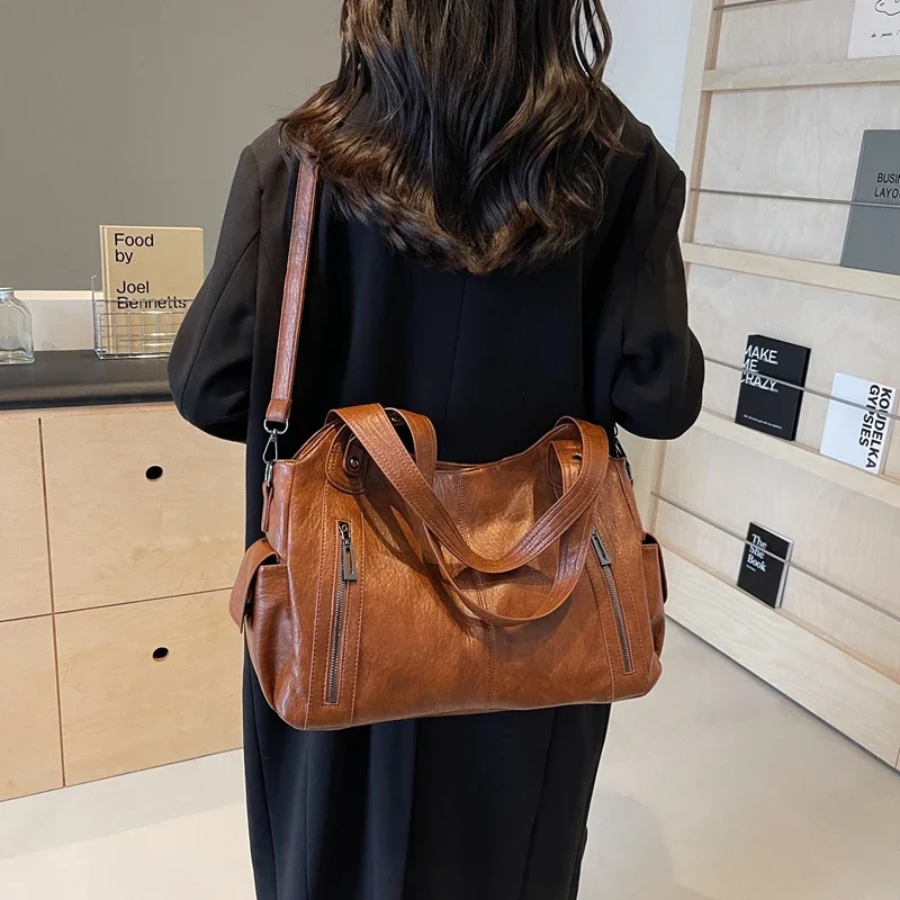 Amber Schultertasche in Braun aus veganem Leder
