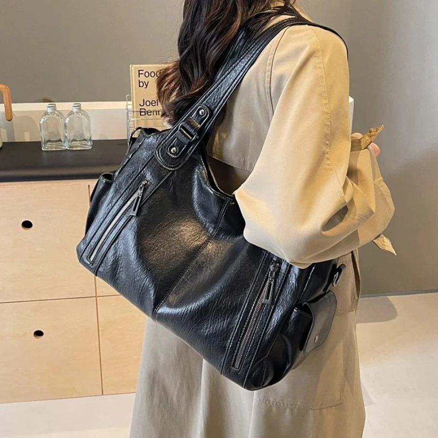 Amber Schultertasche in Schwarz aus veganem Leder
