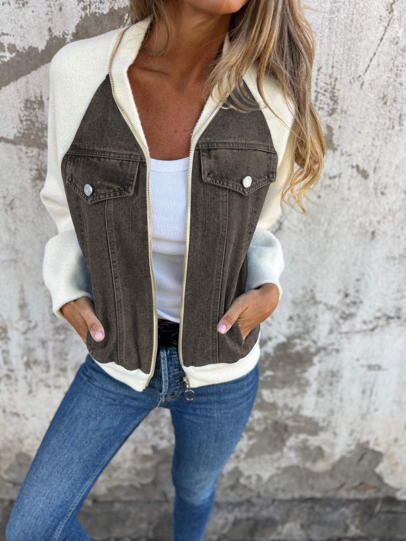 UrbanEase Denim Jacket in Braun mit weißen Ärmeln
