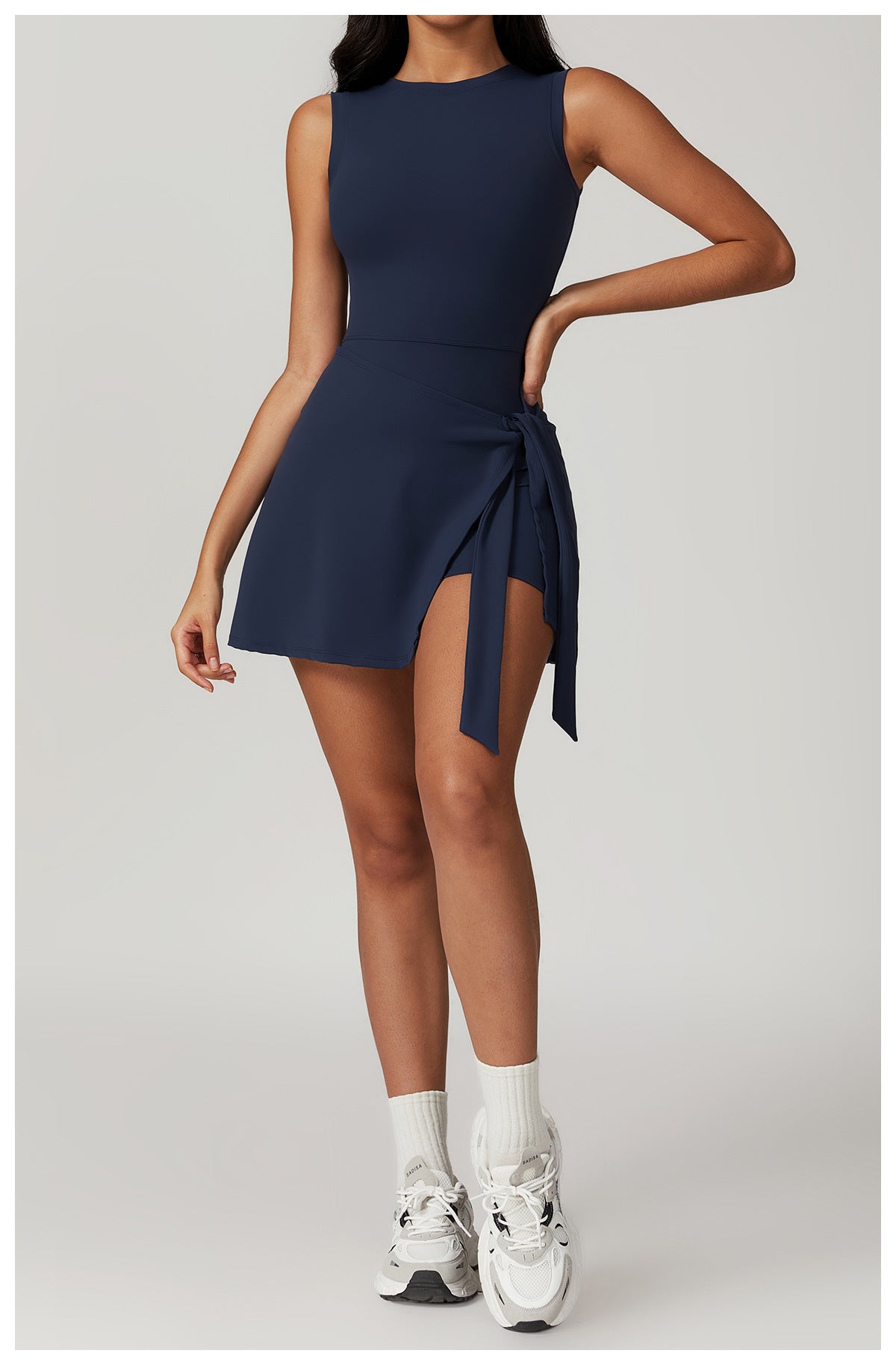 Nova Mini Kleid in Marineblau – Activewear Kleid mit integrierten Shorts