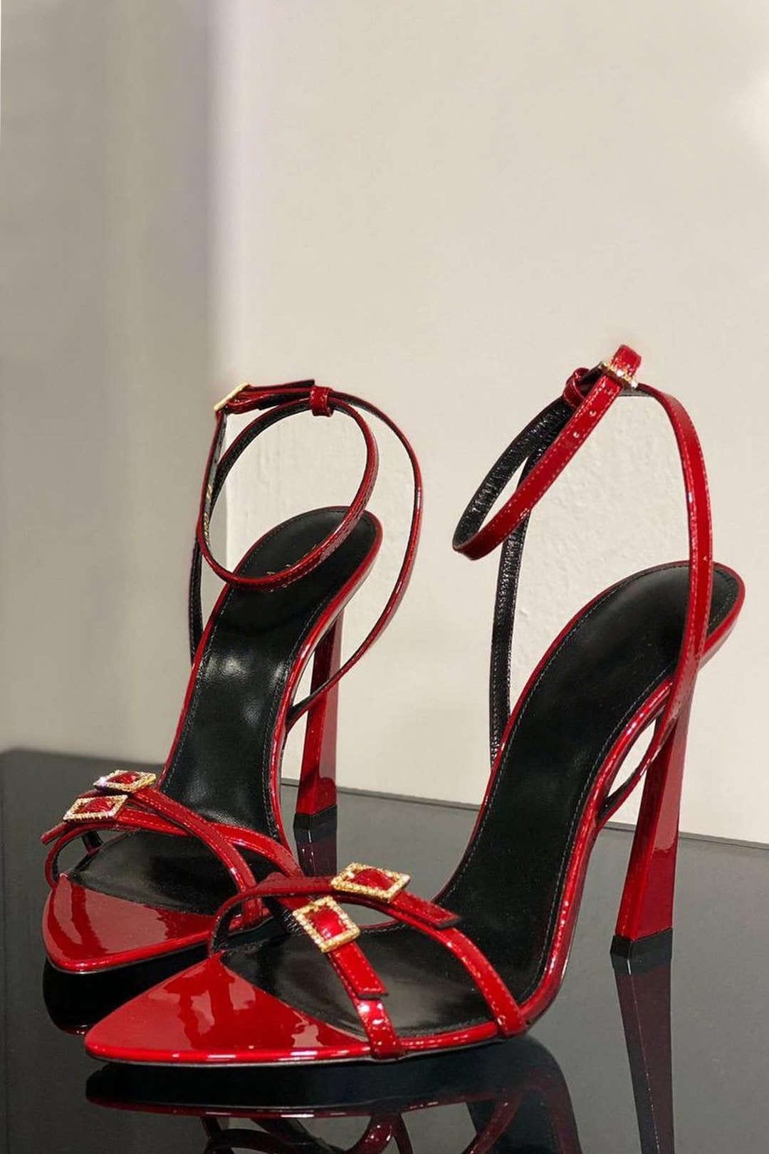 Damen Stilettos Lackleder Goldene Schnallen Schwarz - Norvielle