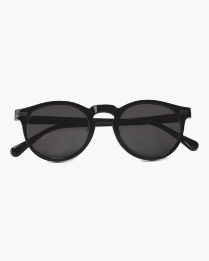 Männer Leinenhemd und Shorts mit Sonnenbrille
