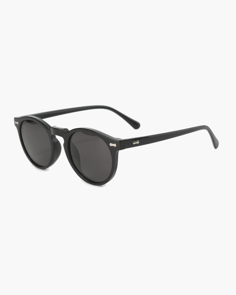 Männer Leinenhemd und Shorts mit Sonnenbrille