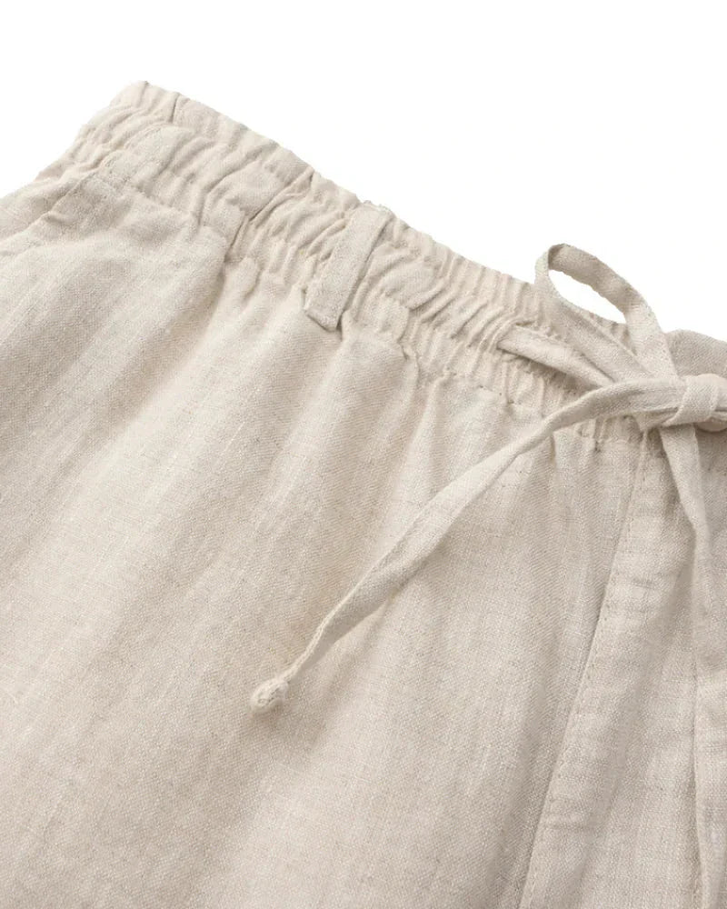 Männer Leinenhemd und Shorts mit Sonnenbrille