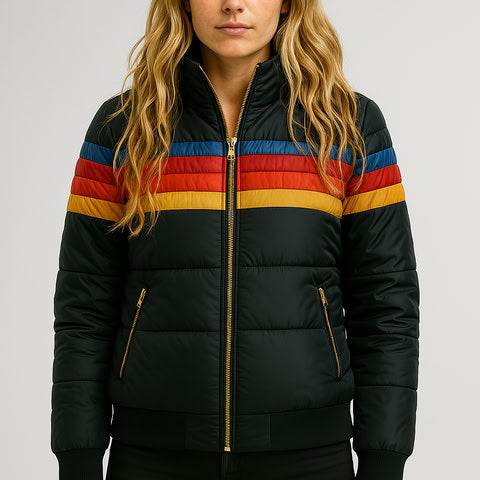 schwarze Pufferjacke mit Regenbogenstreifen und Reißverschlusstaschen, von Frau getragen