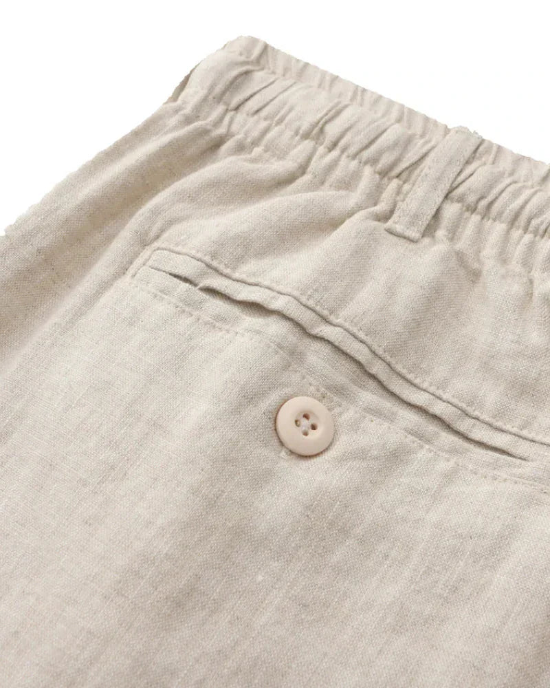 Männer Leinenhemd und Shorts mit Sonnenbrille