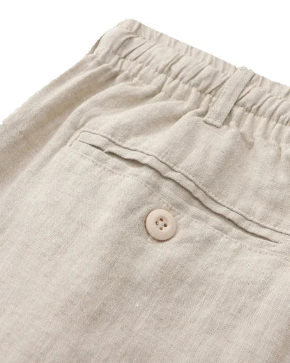 Männer Leinenhemd und Shorts mit Sonnenbrille