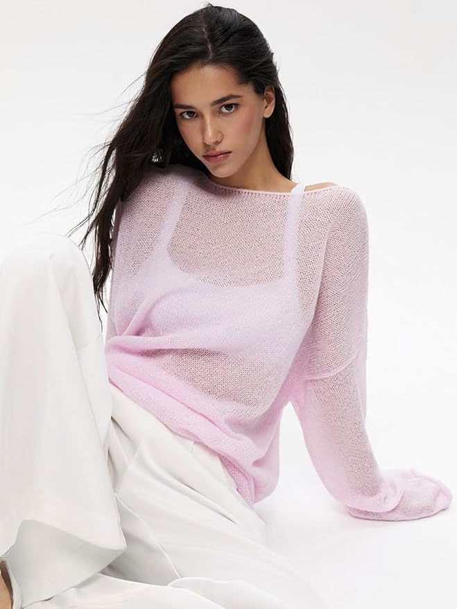 Elayne Knit in Rosa, sitzend im Studio
