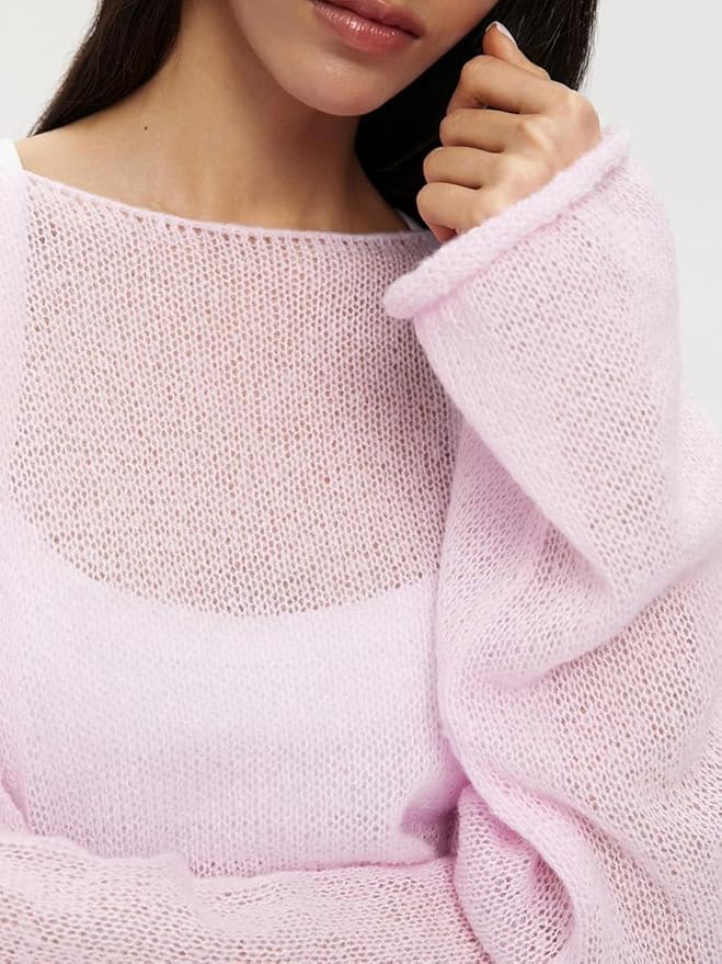 Elayne Knit in Rosa, locker über eine Schulter gezogen
