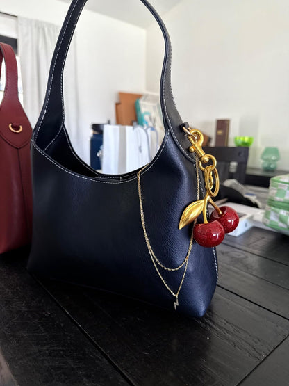Damen-Tasche Kirschanhänger Leder Zeitlos