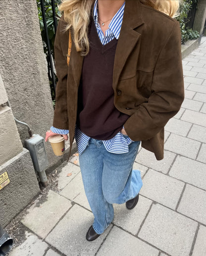 Streetstyle-Look mit Veloura Chic Jacke und Jeans
