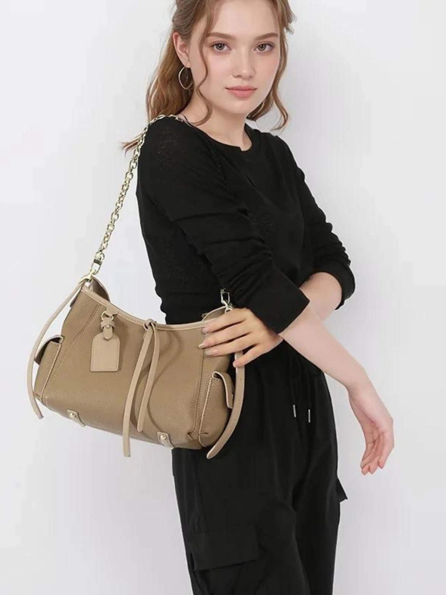 Leder Schultertasche Echtleder mit Kettenakzent