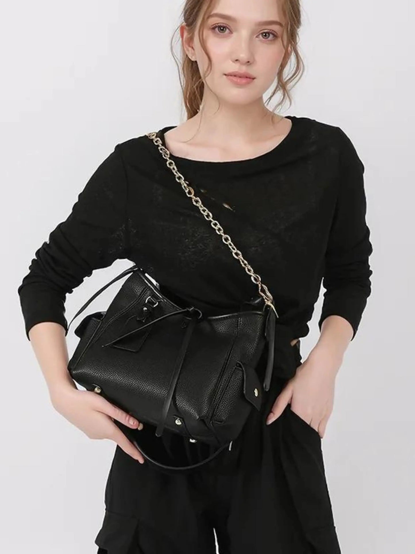 Leder Schultertasche Echtleder mit Kettenakzent