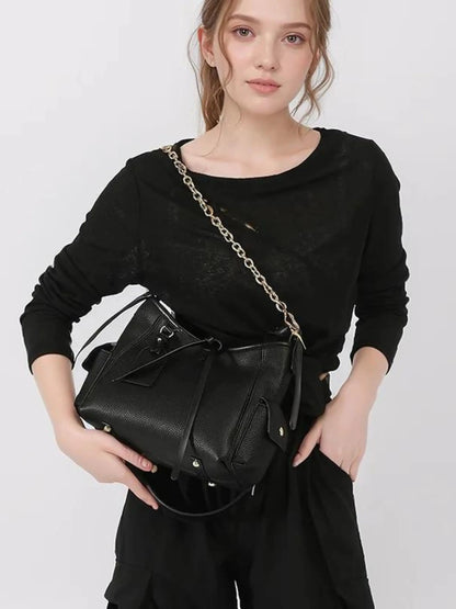 Leder Schultertasche Echtleder mit Kettenakzent