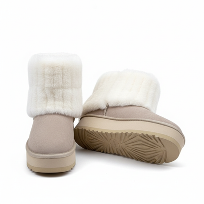 Taupe Damen Schneestiefel mit dicker weißer Fellkrempe und Profilsohle – ideal für kalte Wintertage.