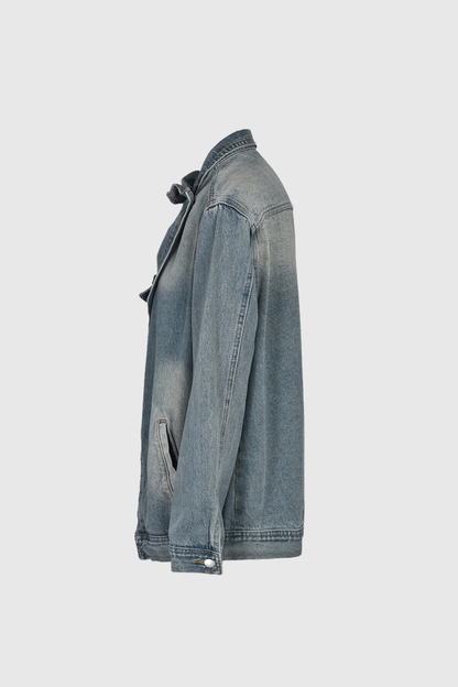 Vivid Twist Denim Jacke Rückseite auf Kleiderbügel
