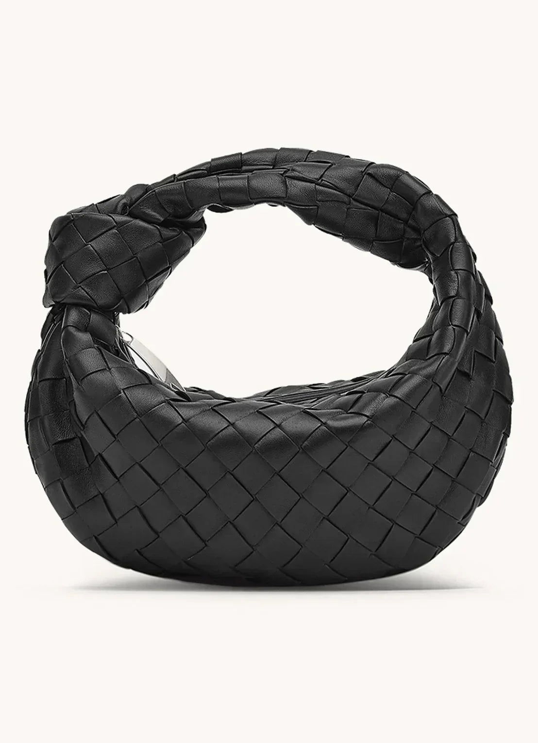zwarte luxe handtas met ronde vorm

