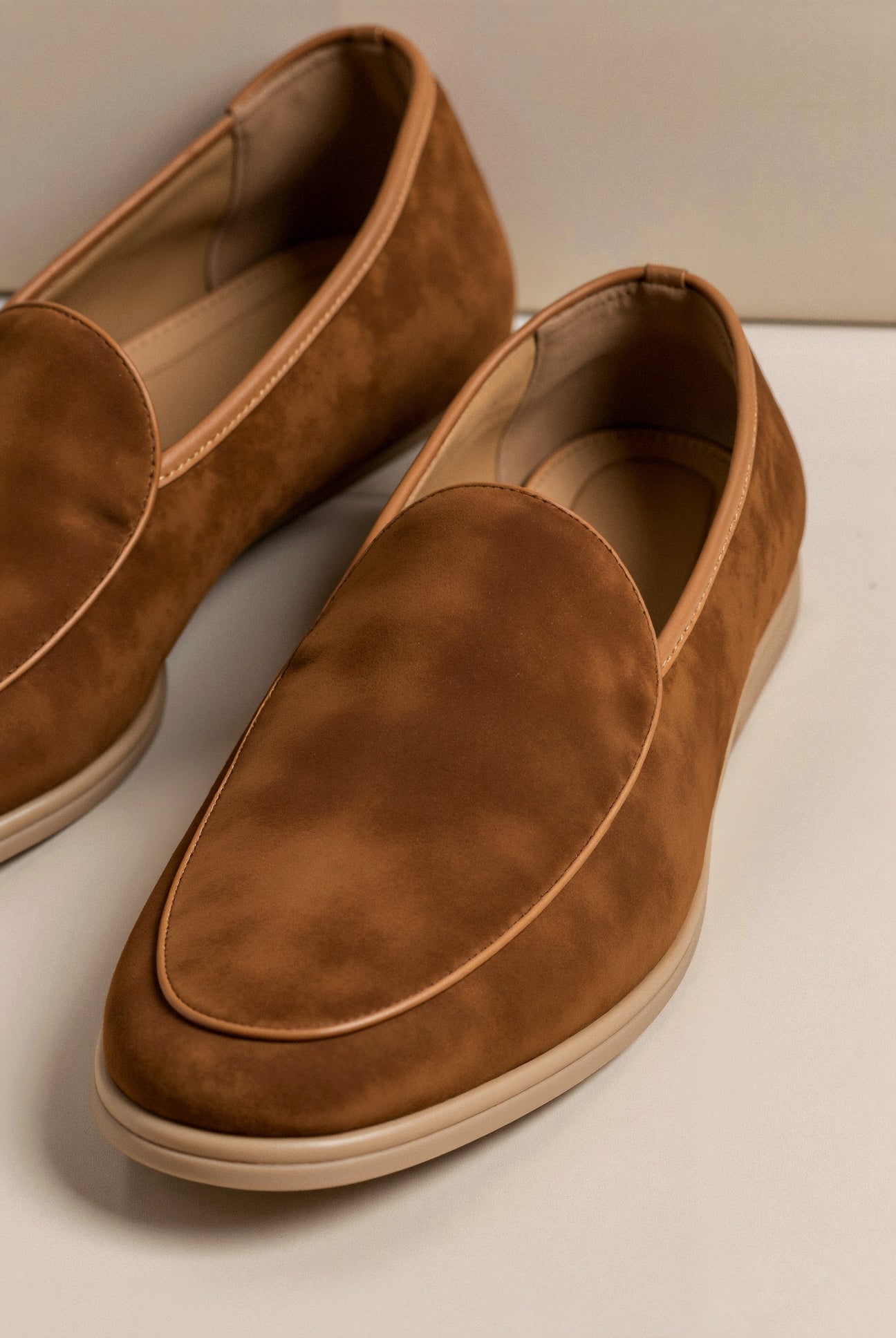 Braune Leder-Loafer-Schuhe Einfach