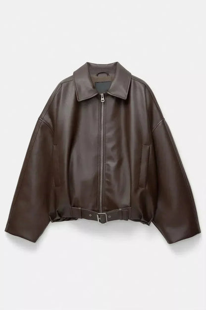 nahaufnahme dunkelbraune jacke mit kragen, zip und taillengürtel