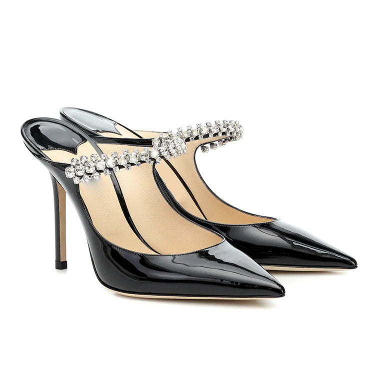 Noirella Heels schwarz aus veganem Lackleder mit Kristallriemchen
