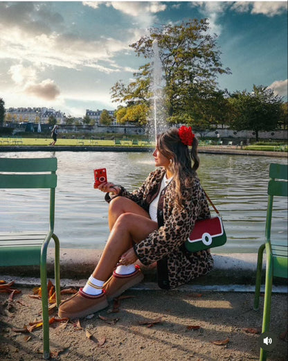 Modefoto: Leo-Fleece Coat am See, herbstlicher Look

