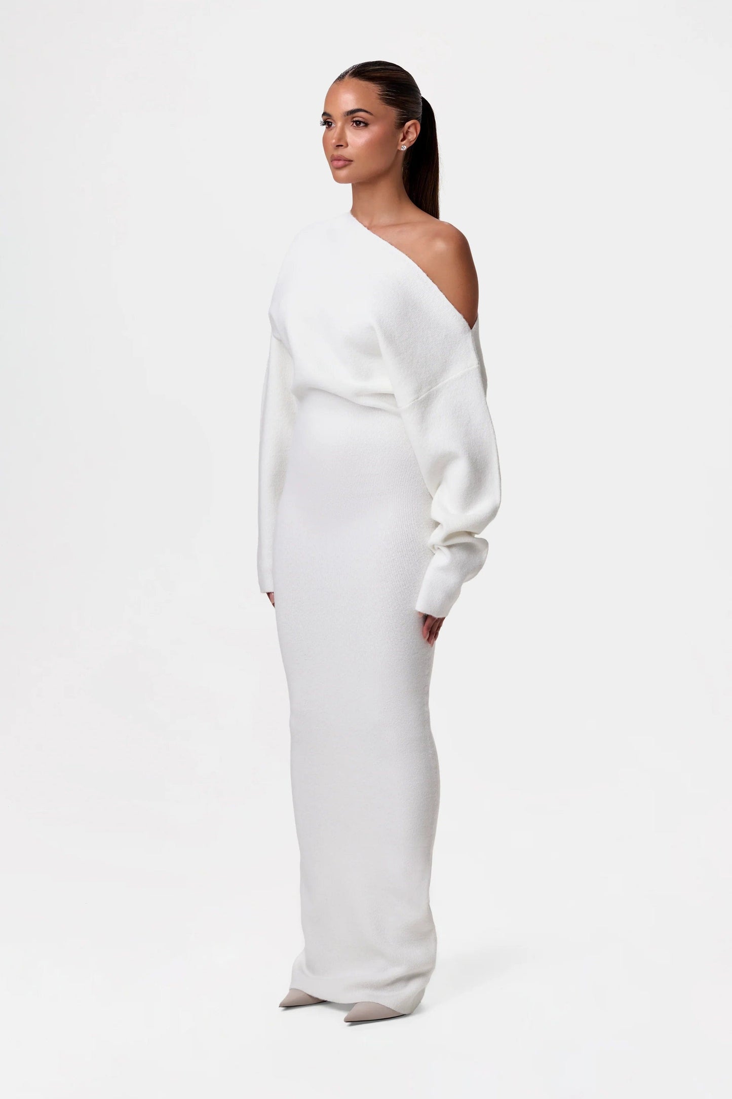Serenya Knit Dress in Hellgrau, seitliche Ansicht der figurbetonten Passform

