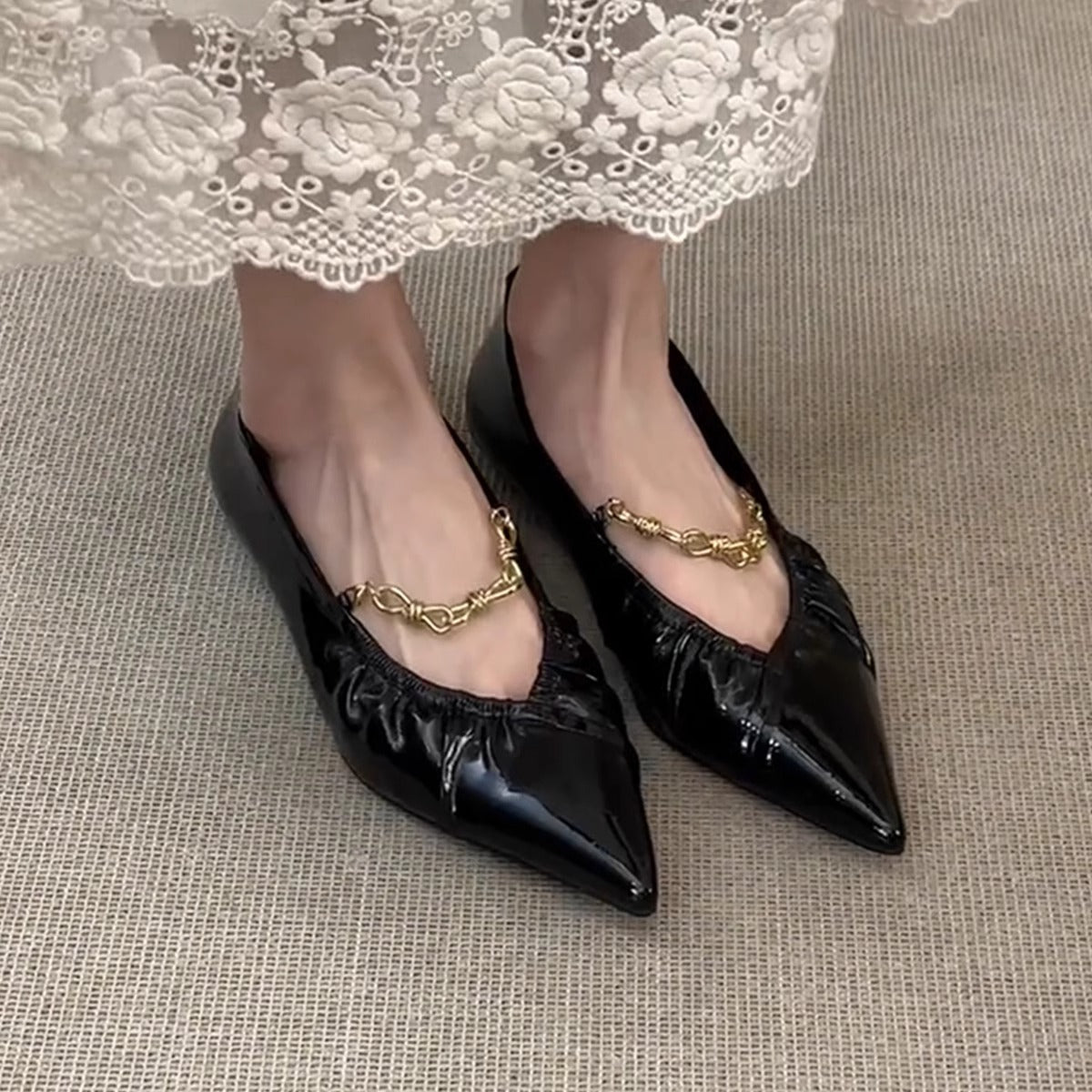 Damen Ballerinas Glanzleder Elegante Kettendekoration