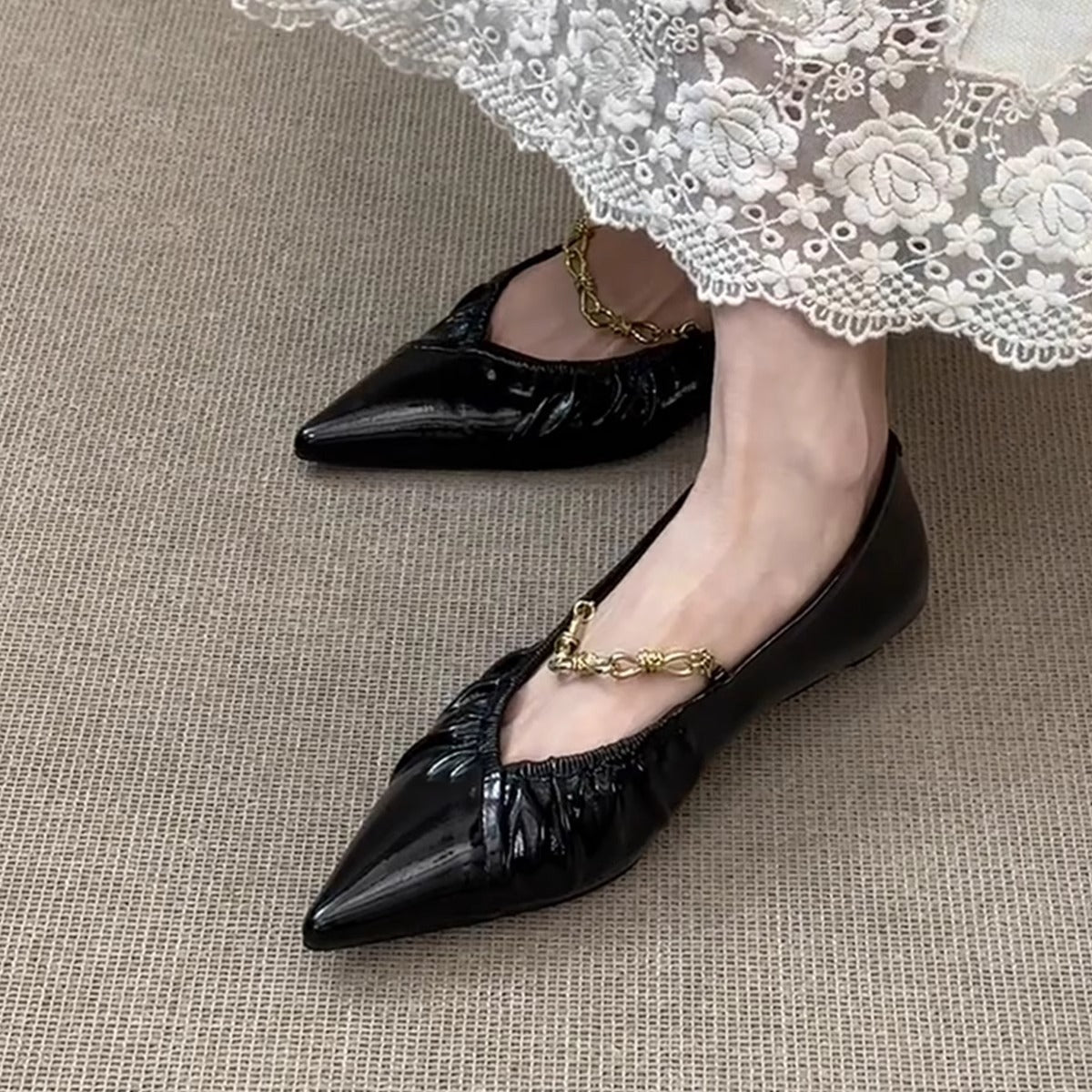 Damen Ballerinas Glanzleder Elegante Kettendekoration