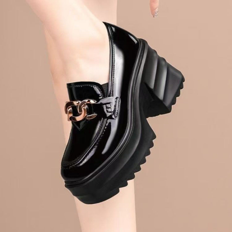 Damen Mules Glänzend mit Ketten-Detail - Norvielle