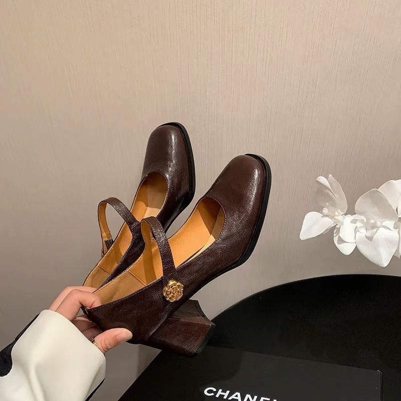 Damen Pumps mit Riemen Blumen Dekoration Elegant