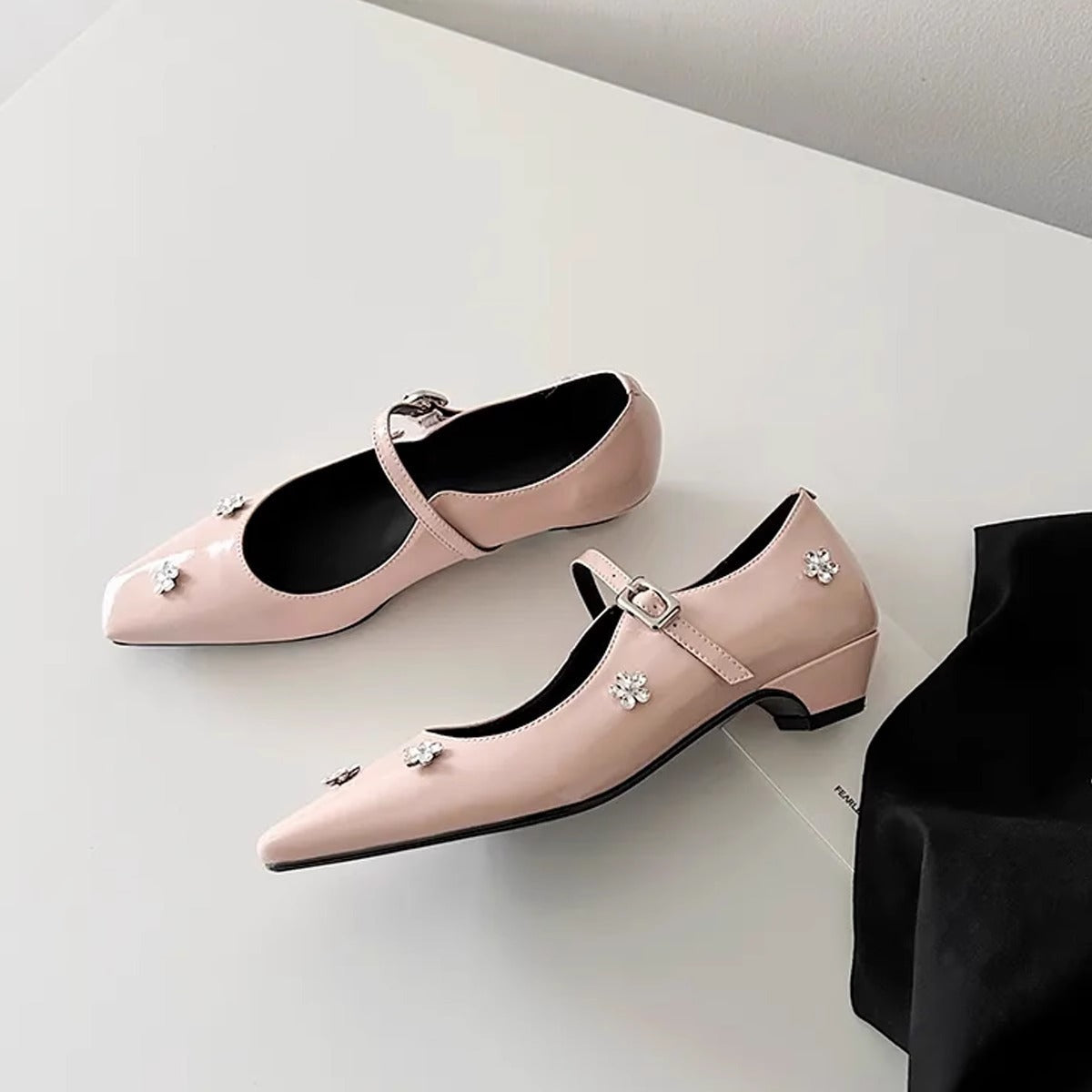 Damen Ballerinas mit Blumen Dekor und Komfort Riemen