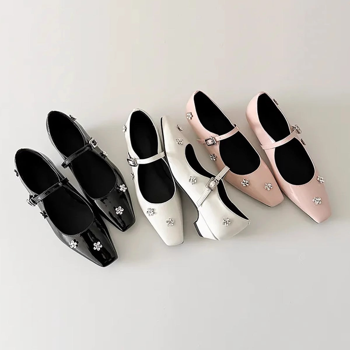 Damen Ballerinas mit Blumen Dekor und Komfort Riemen
