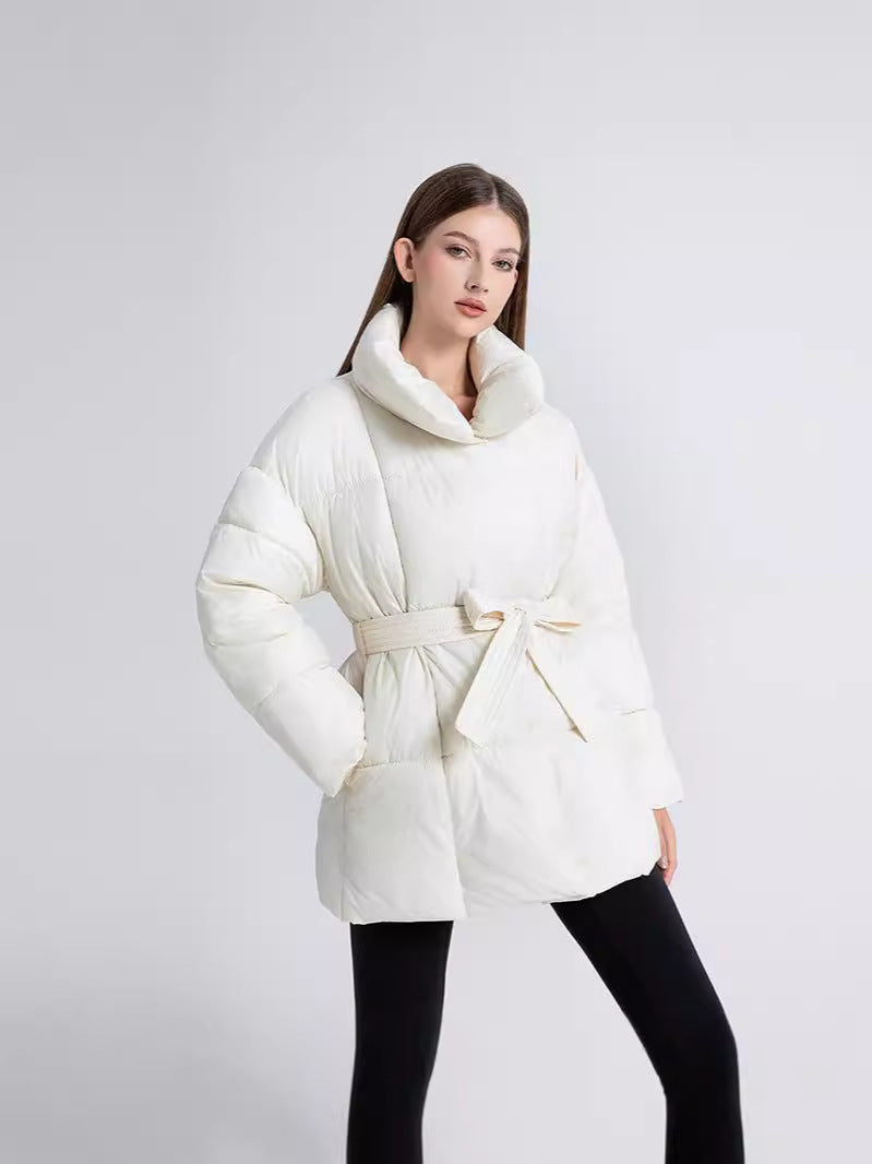 Weiße Arctic Allure Jacke kombiniert mit Leggings und Boots