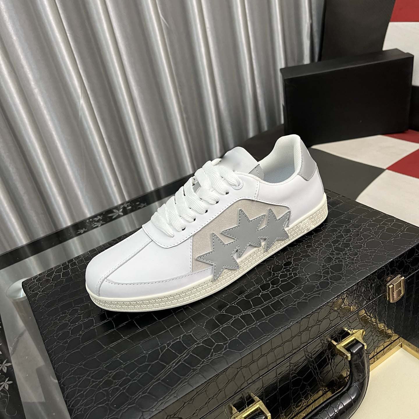 Damen Sneaker mit Sternen Applikation