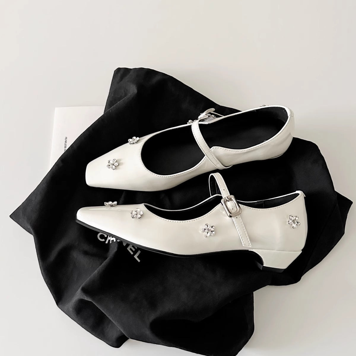 Damen Ballerinas mit Blumen Dekor und Komfort Riemen