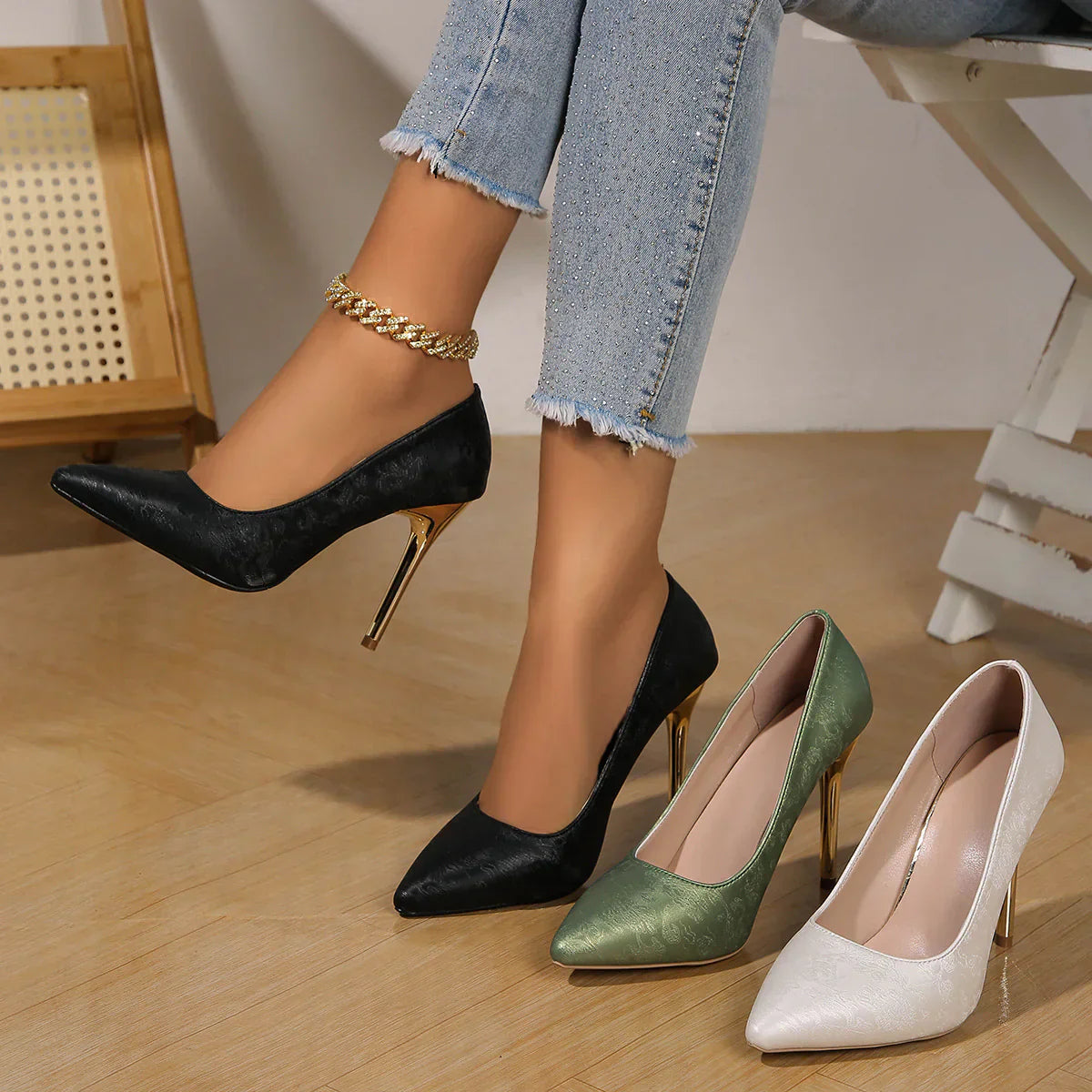 Damen Satin Pumps Goldabsatz Hochglanz Optik Schwarz - Norvielle