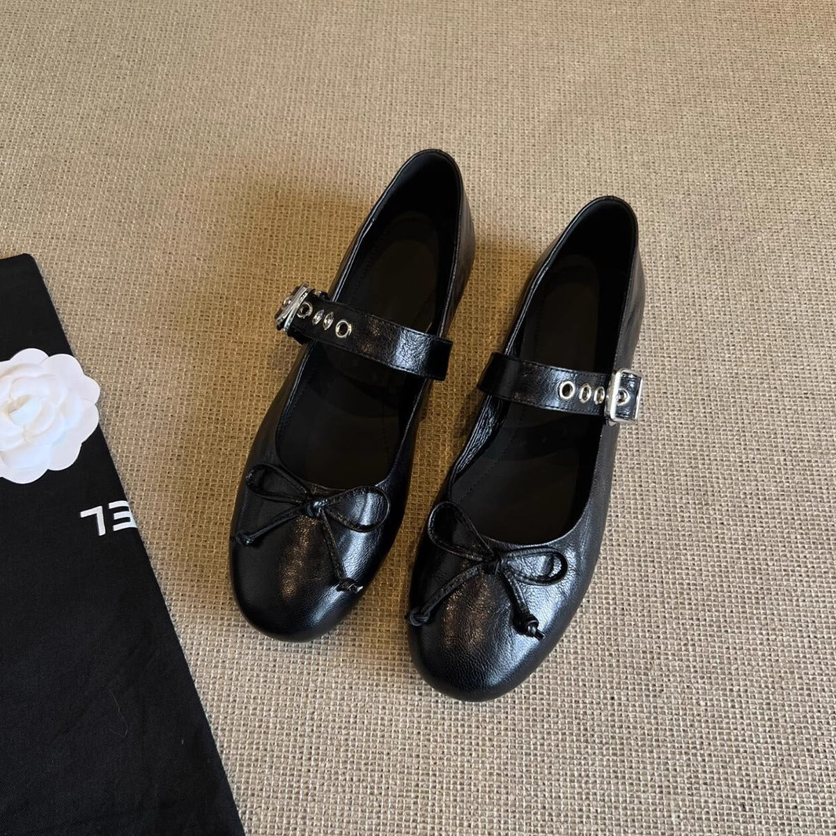 Damen Ballerinas mit Schleifen Detail und Riemenverschluss
